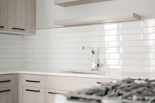 Building Photo - 1472 W Erie St