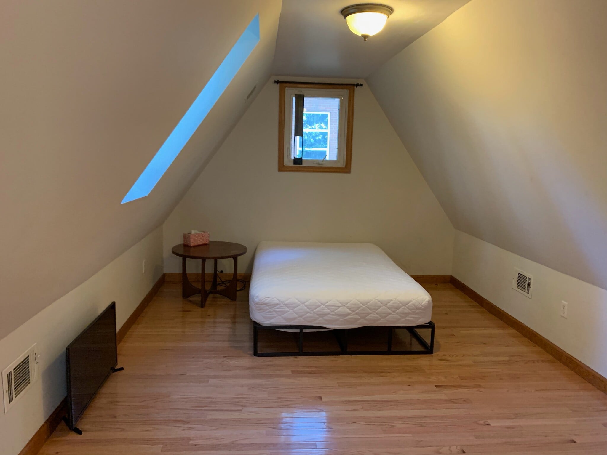 3rd bedroom featuring full size bed - 5636 Bartlett St