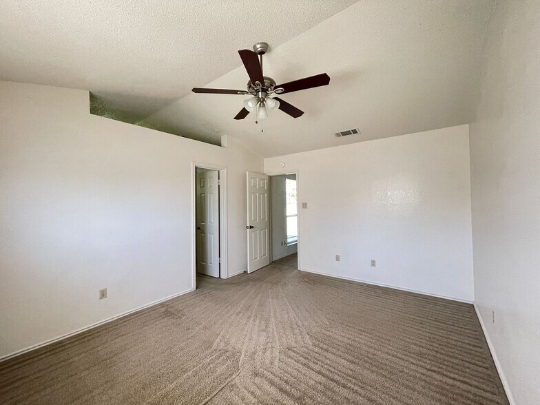 Building Photo - 4714 Mesa Dr