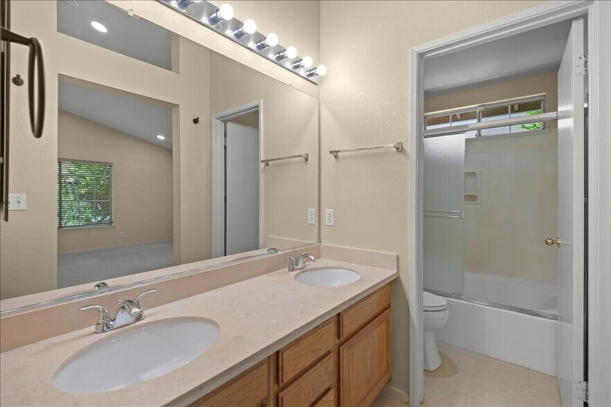 Building Photo - 38806 Litchfield Cir
