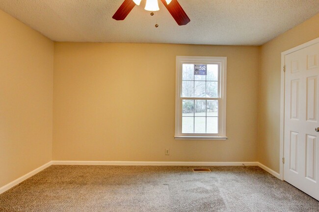 Building Photo - Fresh and Clean 4 bed Near Ft Campbell and...