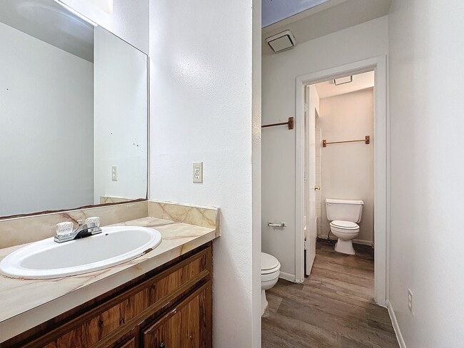 Building Photo - Carmel Oaks Townhome style Condo in Orlando