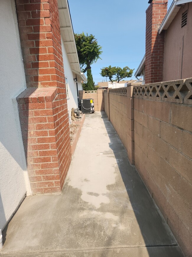Building Photo - 11821 Wutzke St