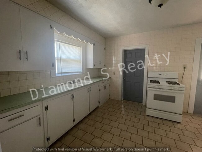 Building Photo - Spacious 2 Bedroom Home - Fenced Yard!