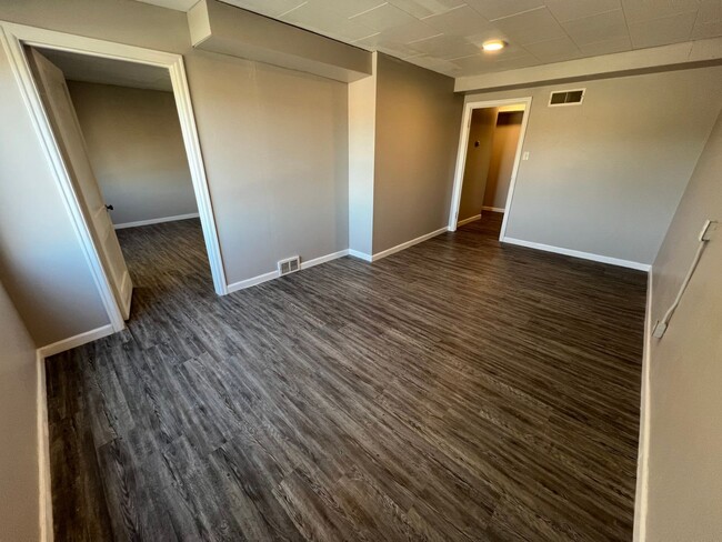 Building Photo - 2 Bedroom 1 Bath Private Apartment Above B...