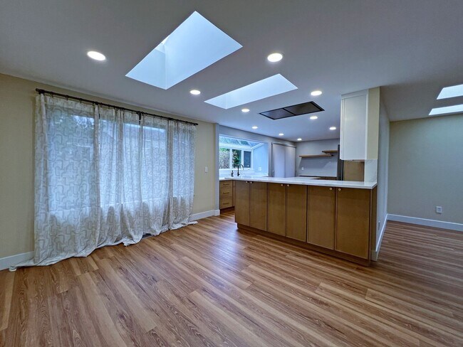 Building Photo - Gorgeous 3 Bedroom 2 Bath Home in Desirable Fairwood, Renton