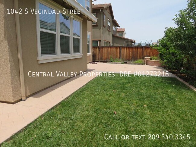 Building Photo - 1042 S Vecindad St