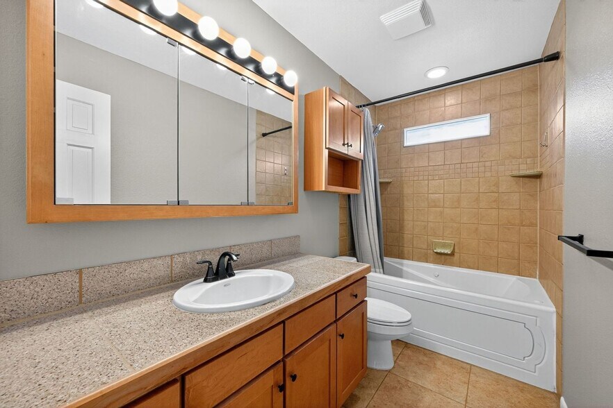 Building Photo - 240 Carr St