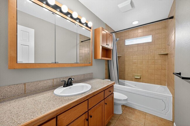 Building Photo - Charming 2BR House in Erie