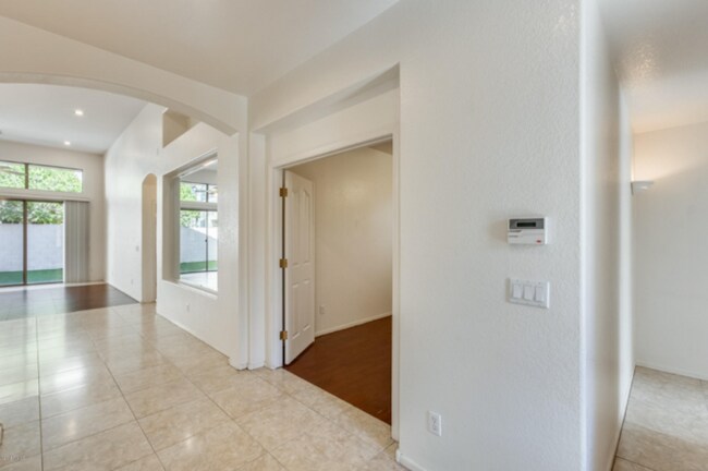 Building Photo - AVAILABLE NOW: Gorgeous 3 Bedroom 2 Bathro...