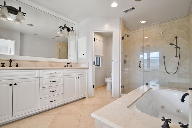 Building Photo - 3 Bed 3.5 Bath Town Home For Lease - Walk to Beach