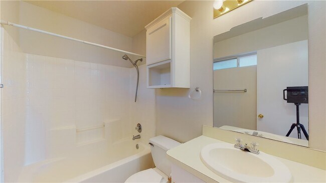 Building Photo - 1511 Hollow Hill Dr