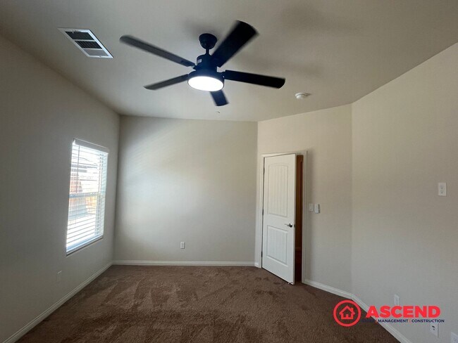 Building Photo - Stunning 4 Bedroom Home In The Southwest!