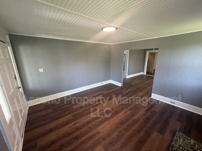 Building Photo - 2104 Laura St