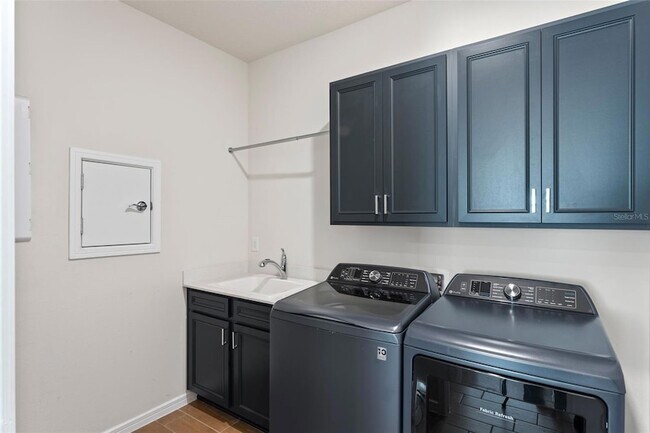 Building Photo - 6121 Blue Pond Wy