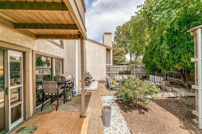 Building Photo - 6461 Southpoint Dr