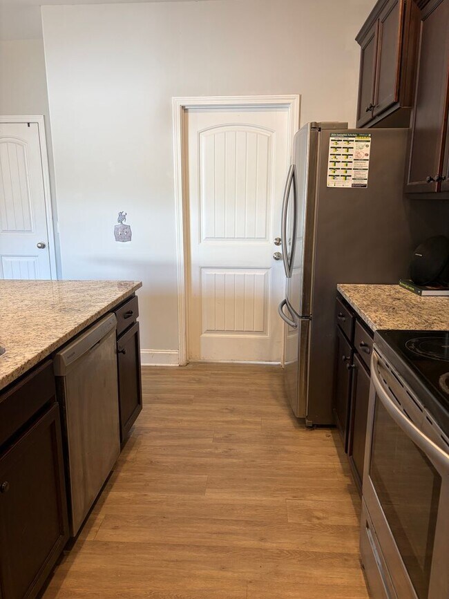 Building Photo - AVAILABLE NOW! (Pet Friendly)
