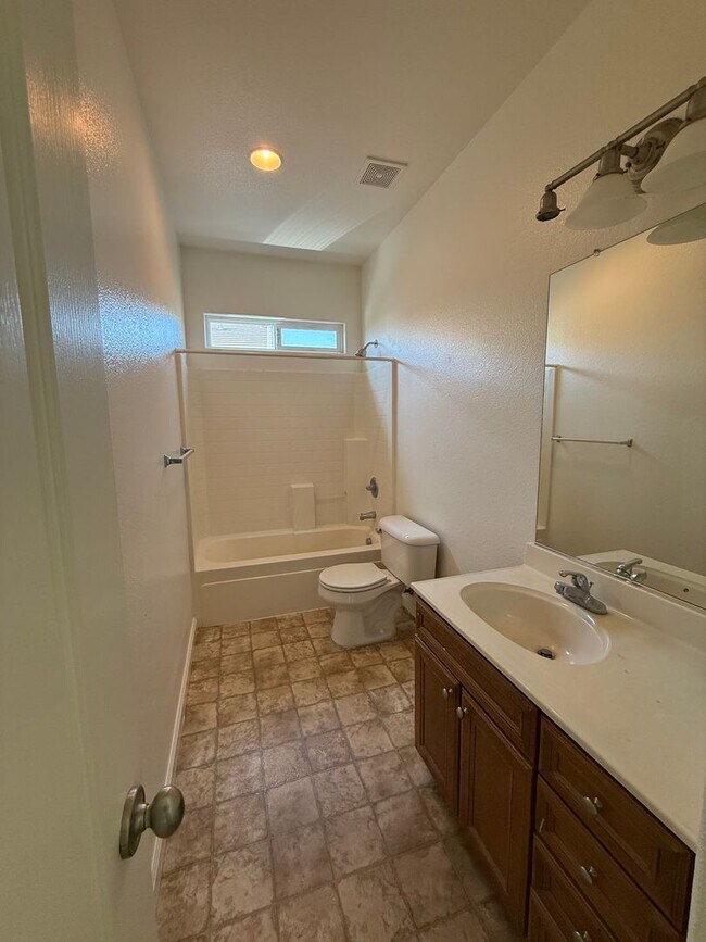 Building Photo - 2-story 4bed 2.5bath home available in Nor...