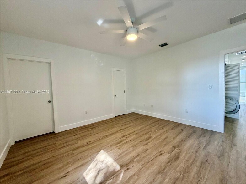 Building Photo - 918 NW 23rd Ct