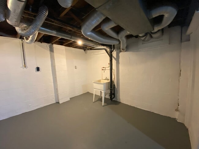 Building Photo - Beautiful 3 Bedroom 2 Full Bathroom Home in Penn Hills - Available NOW!