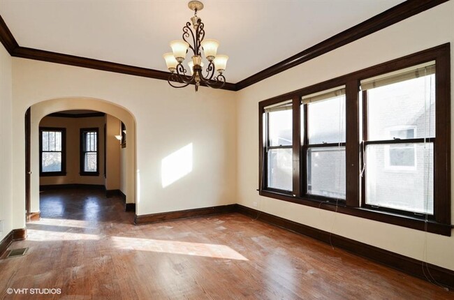 Building Photo - 3 bedroom in Chicago IL 60630