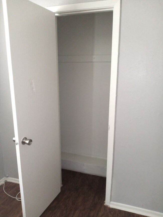 Building Photo - Brookview Duplex 6800