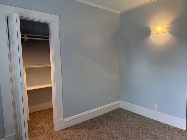 Building Photo - 1507 N Newton Ave