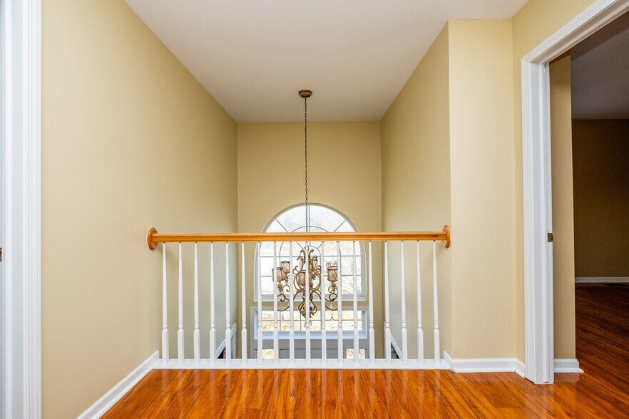 Building Photo - 466 Ivy Ln