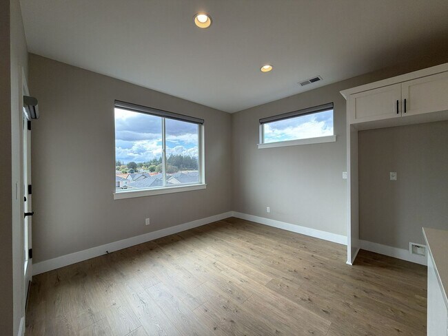 Building Photo - 12425 SW Silvertip St