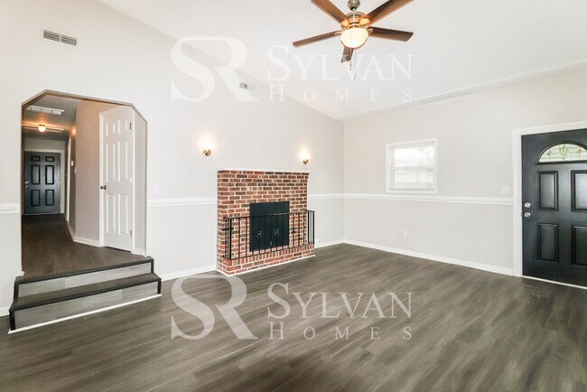 Building Photo - Immaculately kept 4 bedroom, 2 bathroom home