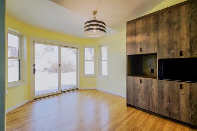 Building Photo - "Luxurious 5-Bedroom Eden Retreat with Sce...