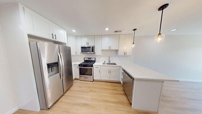 Building Photo - New Build (2022) 4BD/2BA (Lease out, pendi...