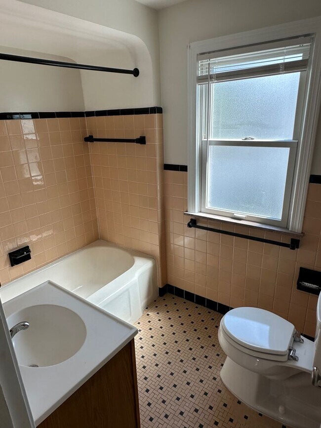 Building Photo - Gorgeous 3 bd, 2 bath South Euclid Home Awaits!