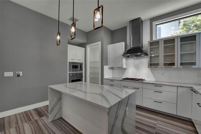 Building Photo - 1802 Mondrian Cir