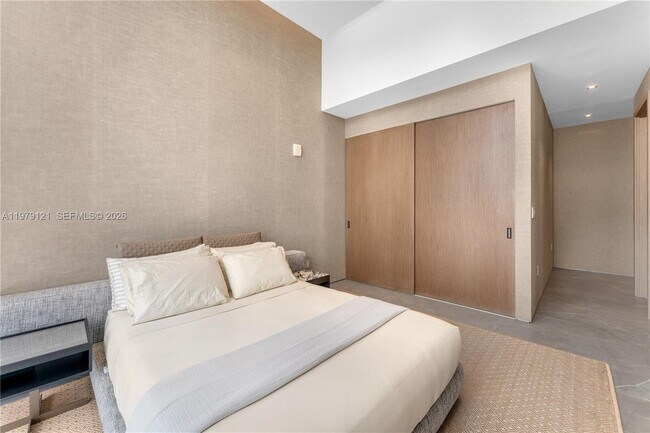 Building Photo - 15701 Collins Ave