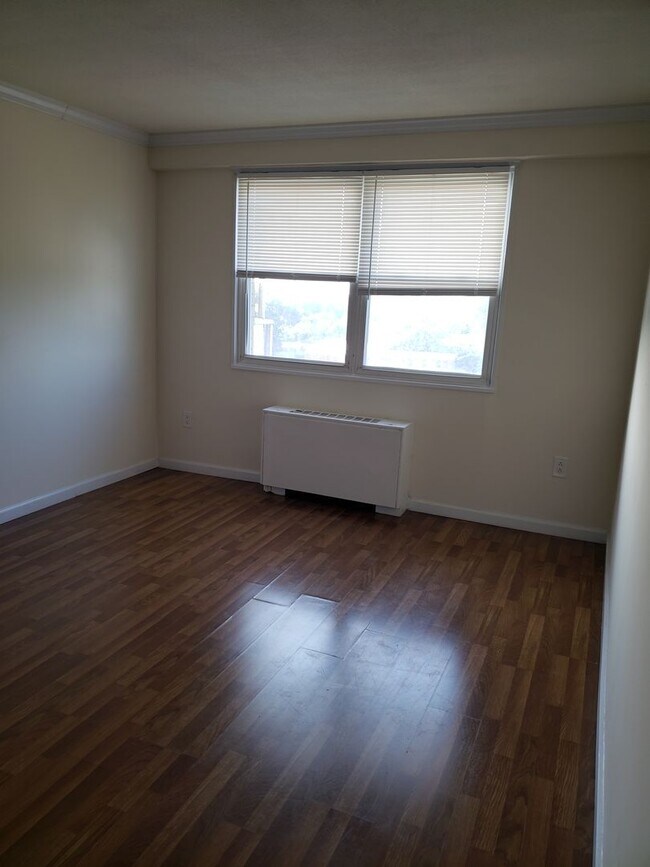 Building Photo - Park Royal - 4E
