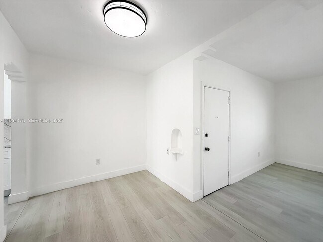 Building Photo - 955 Bay Dr