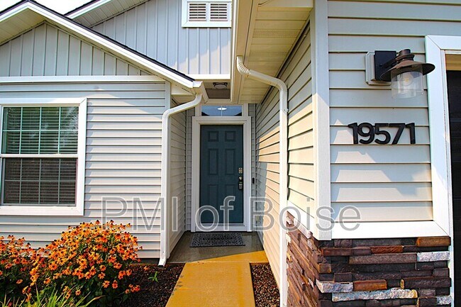 Building Photo - 19571 Newhall Pl