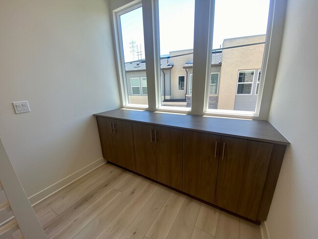 Building Photo - Luxury 3 br townhome Save up to $350 Each ...