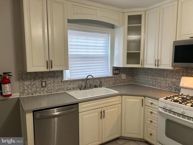 Building Photo - 1624 Browning Rd