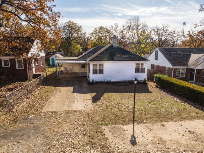 Building Photo - Freshly Updated 3 Bedroom House