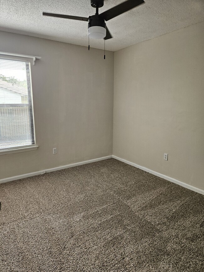 Building Photo - 3939 Hunters Lake Cir W