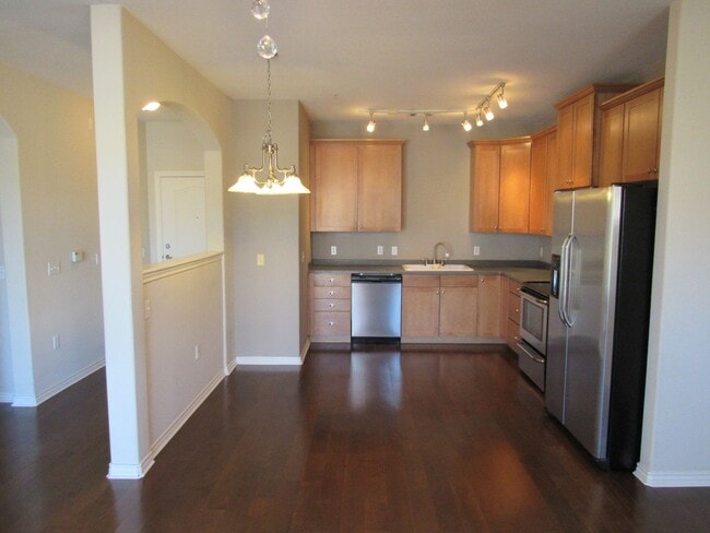 Building Photo - Spacious Condo in Gated Community | Close to light rail.