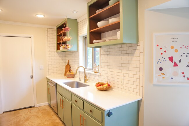 Building Photo - 4BD 2BA in East Austin - Near Mueller comm...
