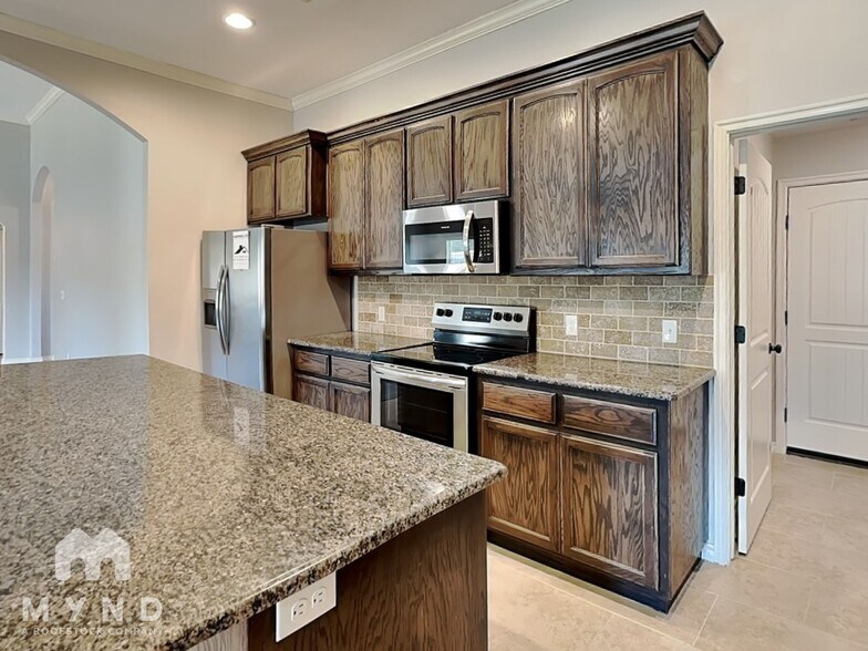 Building Photo - 3204 Valley Hollow