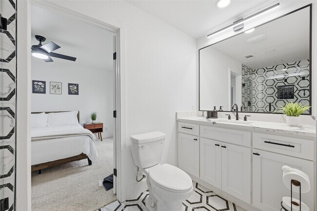 Building Photo - 508 W White Ave