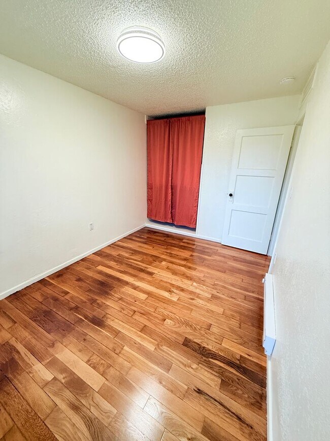 Building Photo - Duplex unit close to Olympic College.