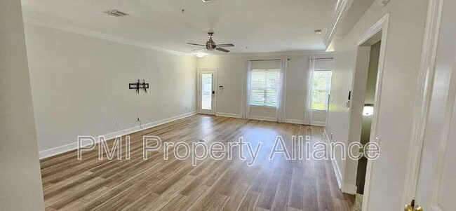 Building Photo - 945 N Fern Creek Ave