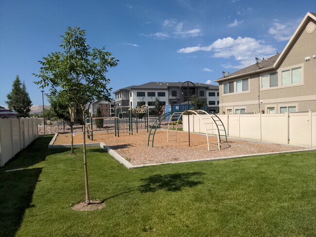 Neighborhood Park - 122 S Tamarak Cir