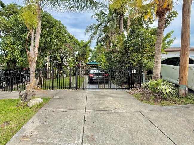 Building Photo - 1001 NW 23rd Ct